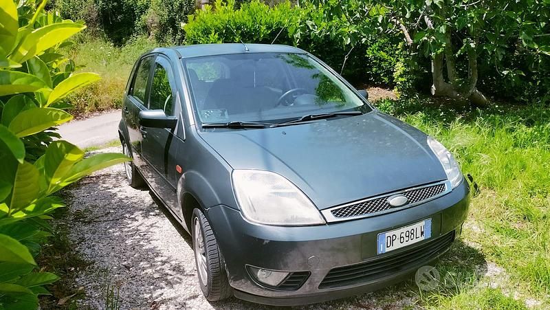 Usata Ford Fiesta 68 CV (50 kW) 2004 Grigio Utilitaria