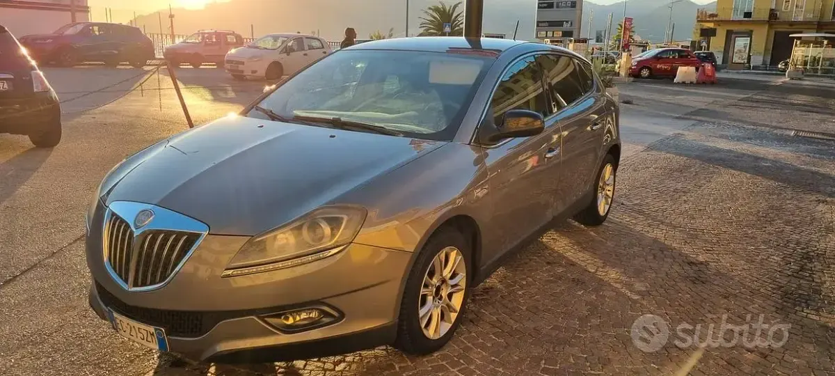 Usata Lancia Delta 120 CV (88 kW) 2010 Grigio Utilitaria