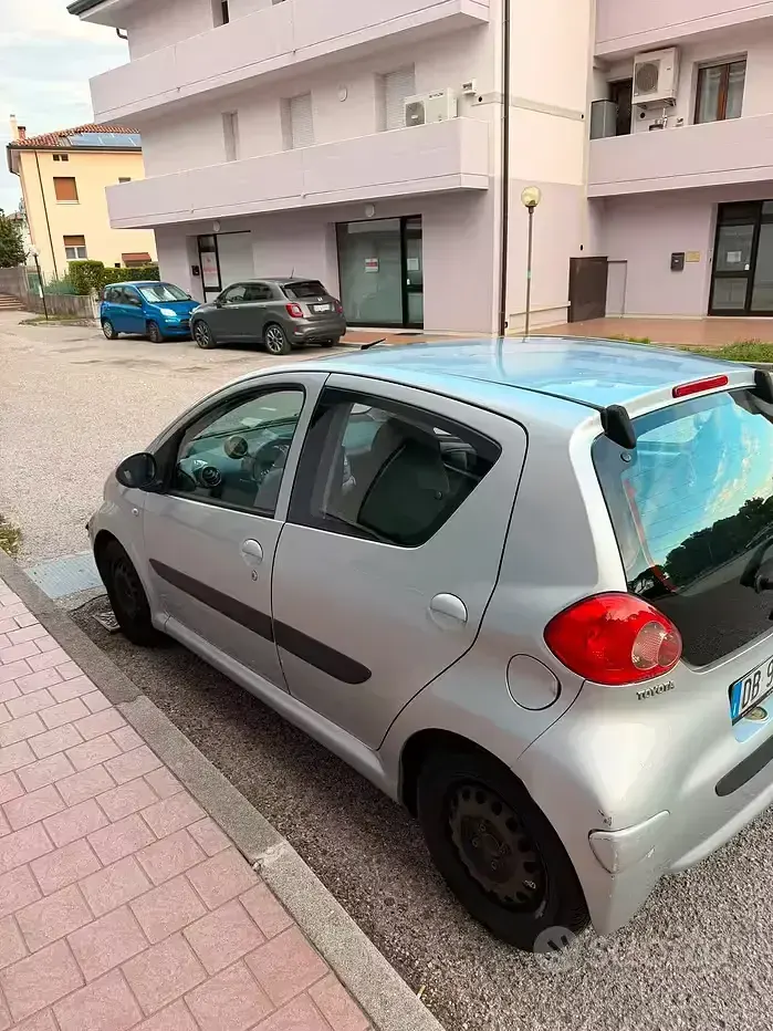 Usata Toyota Aygo 54 CV (39 kW) 2006 Grigio Utilitaria