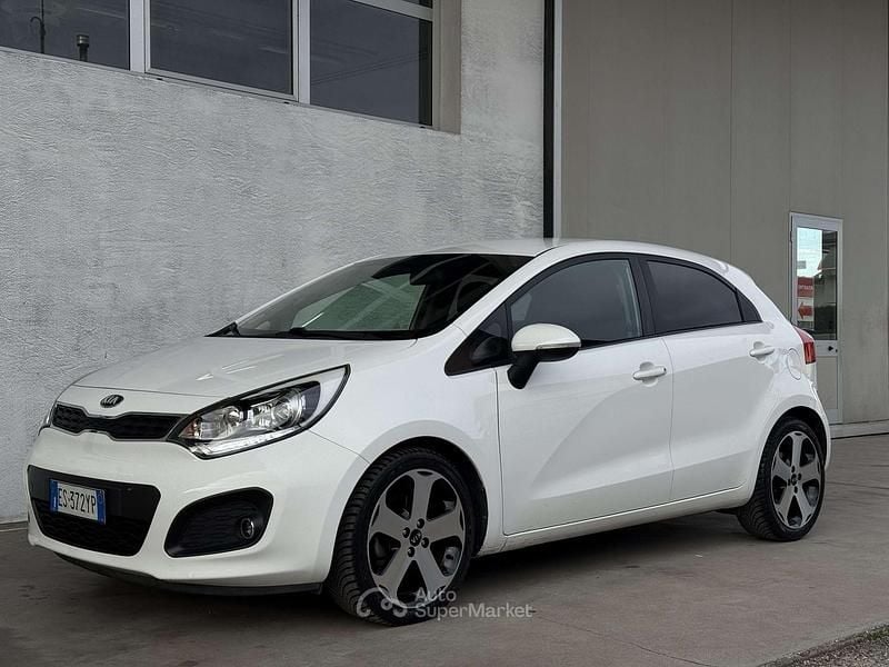 Usata Kia Rio 90 CV (66 kW) 2013 Bianco Berlina