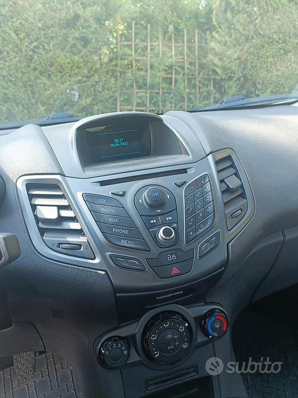 Usata Ford Fiesta 75 CV (55 kW) 2014 Bianco Utilitaria