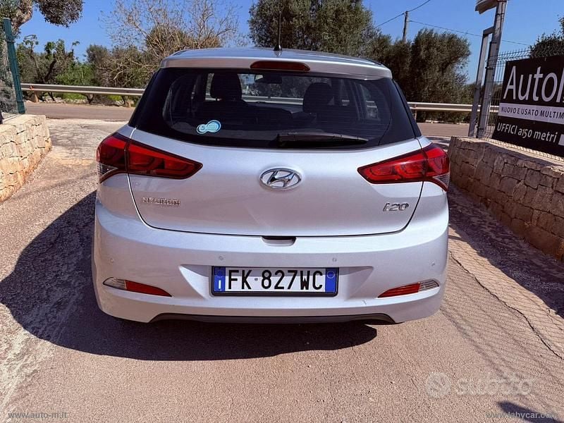Käytetty Hyundai i20 Style 75 HP (55 kW) 2017 Hopea Sedan