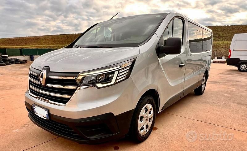Begagnad Renault Trafic 110 HK (80 kW) 2023 Grå Minibuss
