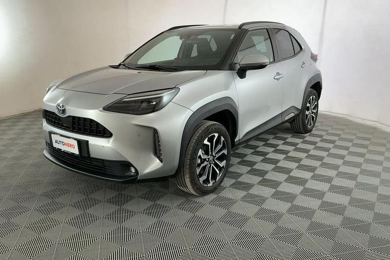 Grigio Usata 2023 Toyota Yaris Hybrid Trend | 23.899 € (Buon prezzo) - Immagine 1/4