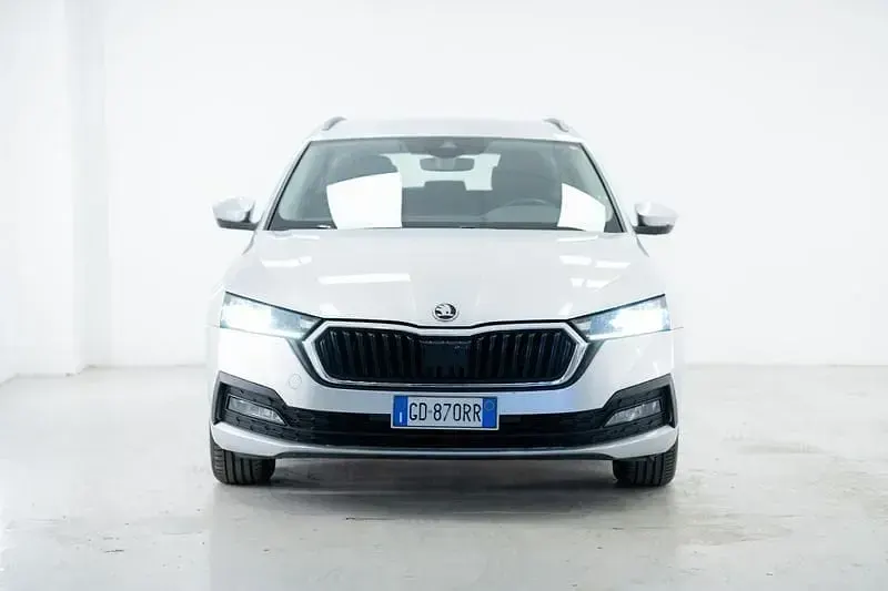 Käytetty Skoda Octavia Executive 110 HP (80 kW) 2021 Harmaa Farmari