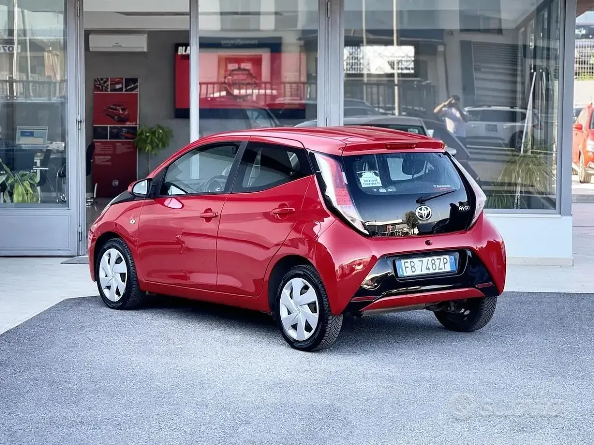 Usata Toyota Aygo 69 CV (50 kW) 2015 Rosso Utilitaria