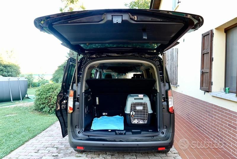 Usata Ford Tourneo Courier 125 CV (91 kW) 2024 Nero Monovolume