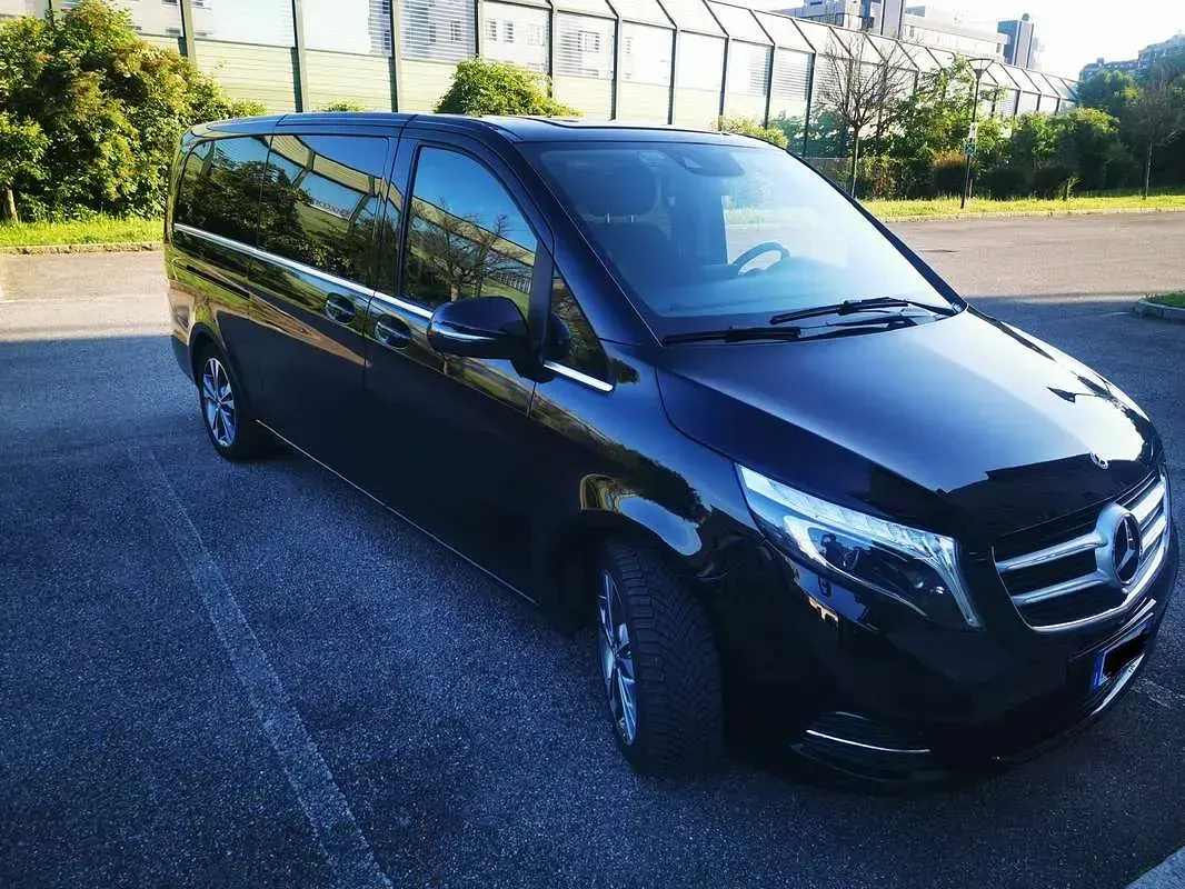 Usata Mercedes V220 Premium 163 CV (119 kW) 2020 Nero Monovolume