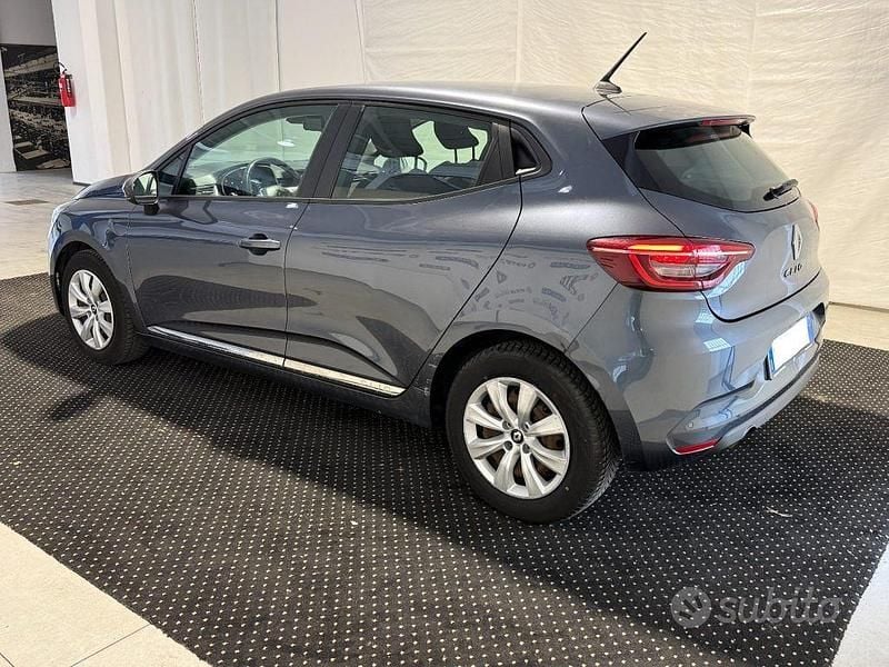 Usado Renault Clio V Business 86 CV (63 kW) 2020 Gris Berlina