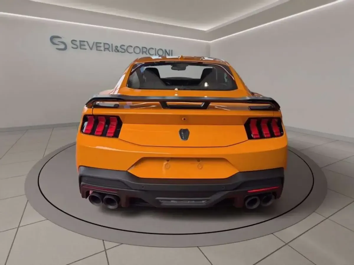 Nuova Ford Mustang Dark Horse 454 CV (333 kW) 2026 Arancione metallizzato Coupé