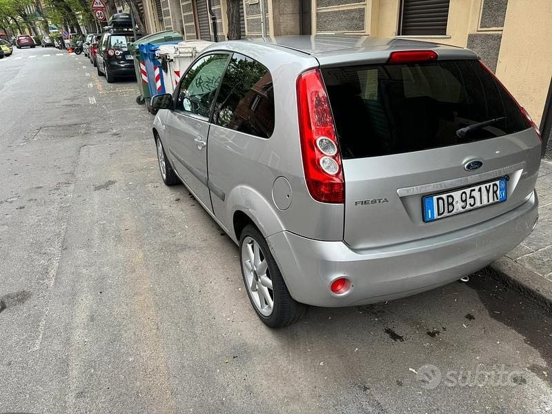 Usata Ford Fiesta 75 CV (55 kW) 2006 Grigio Utilitaria