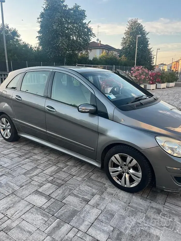 Usata Mercedes B200 140 CV (102 kW) 2006 Grigio Monovolume