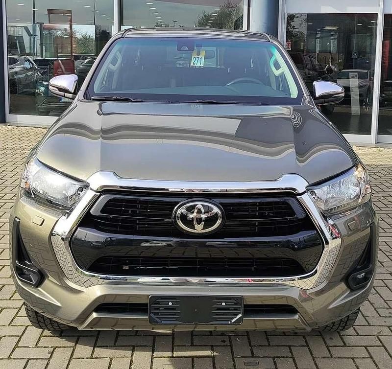 Nuova Toyota HiLux Lounge 204 CV (150 kW) 2026 Oxide bronze Pick-up