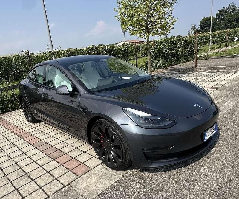 Grigio Usata 2022 Tesla Model 3 Performance Tre volumi | 32.900 € (Buon prezzo) - Immagine 1/4
