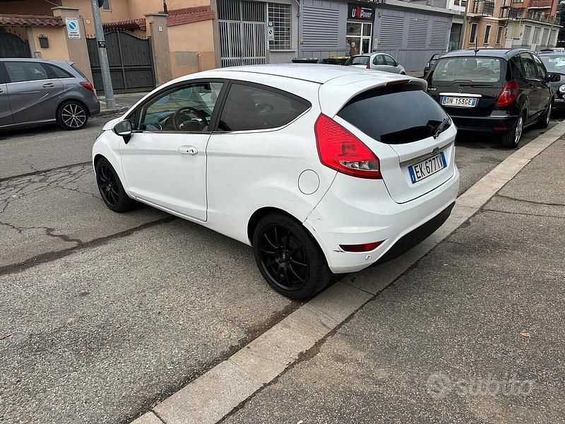 Usata Ford Fiesta Titanium 70 CV (51 kW) 2011 Bianco Utilitaria