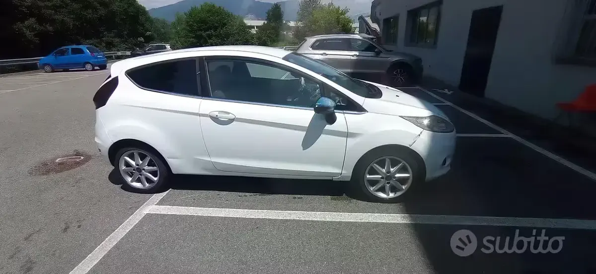 Usata Ford Fiesta 82 CV (60 kW) 2010 Bianco Berlina