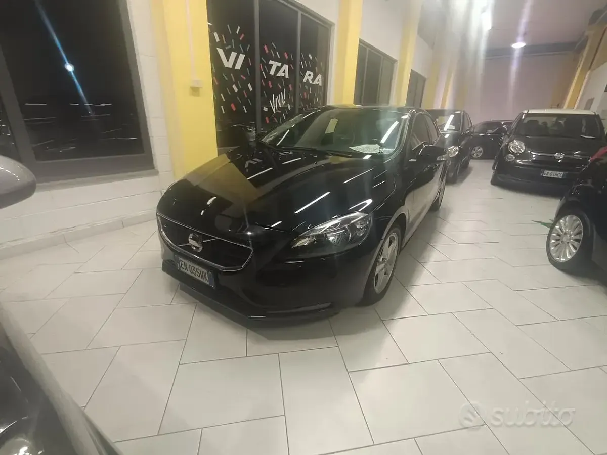 Gebraucht Volvo V40 115 PS (84 kW) 2012 Schwarz Kleinwagen