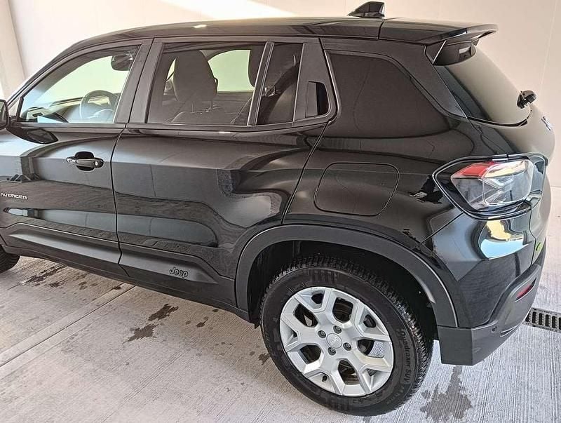 Usado Jeep Avenger Longitude 101 HP (74 kW) 2024 Preto SUV