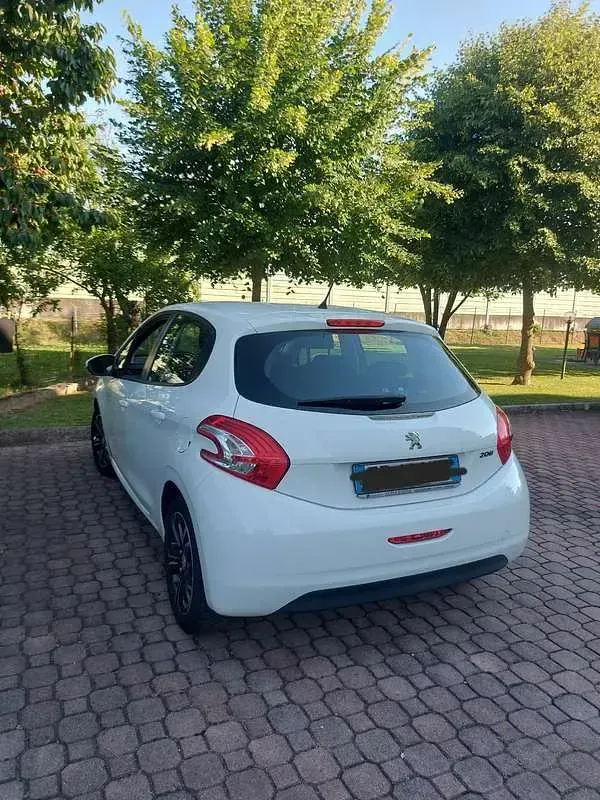 Usata Peugeot 208 Active 68 CV (50 kW) 2013 Bianco Utilitaria