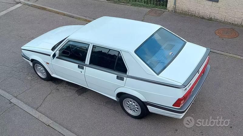 Usata Alfa Romeo 75 148 CV (108 kW) 1991 Bianco Berlina