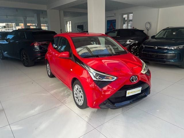Usata Toyota Aygo Business Edition 72 CV (52 kW) 2021 Rosso Utilitaria