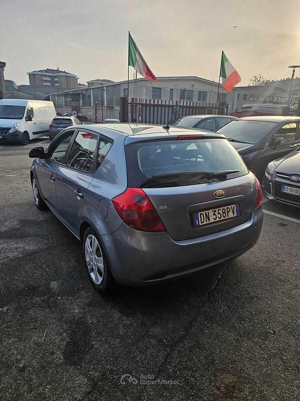 Usata Kia Ceed EX 109 CV (80 kW) 2008 Gray Utilitaria