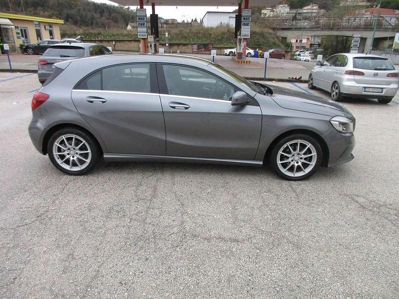 Usata Mercedes A180 Urban 109 CV (80 kW) 2016 Grigio Berlina