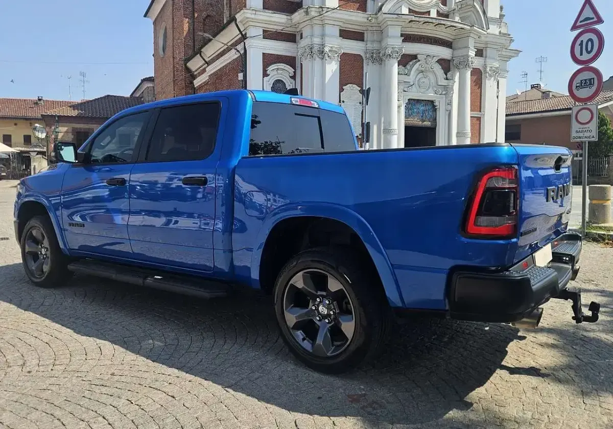 Usata RAM 1500 401 CV (294 kW) 2024 Hydro blue perl Pick-up