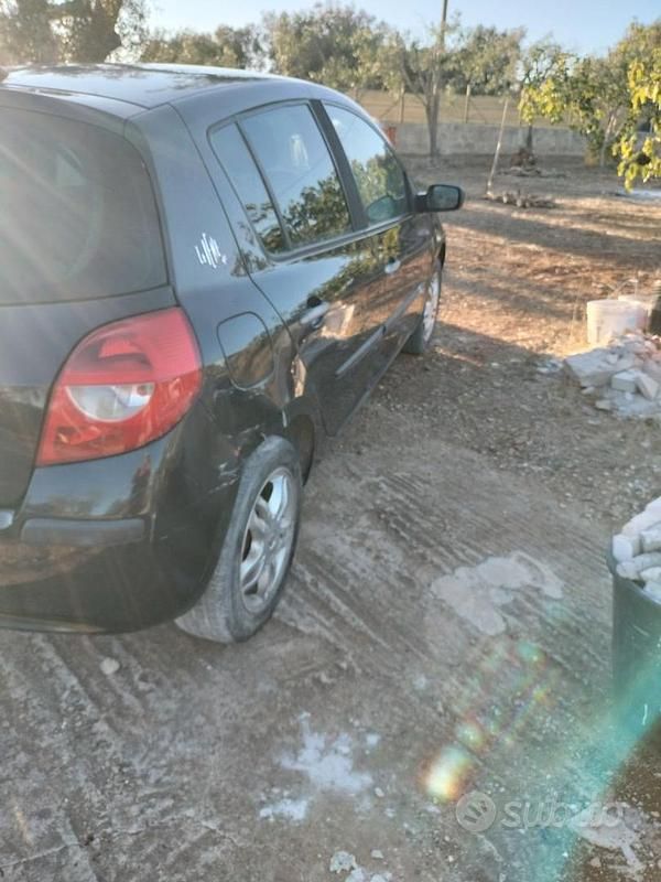 Usata Renault Clio II LE 54 CV (39 kW) 2008 Grigio Berlina