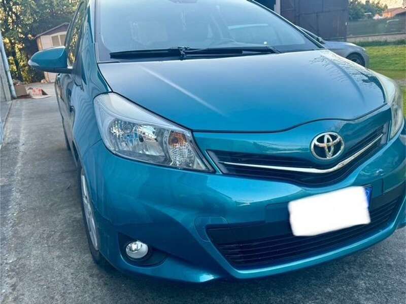 Usata Toyota Yaris Lounge 90 CV (66 kW) 2011 Verde Berlina