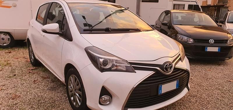 Usata Toyota Yaris Lounge 69 CV (50 kW) 2017 Bianco Berlina