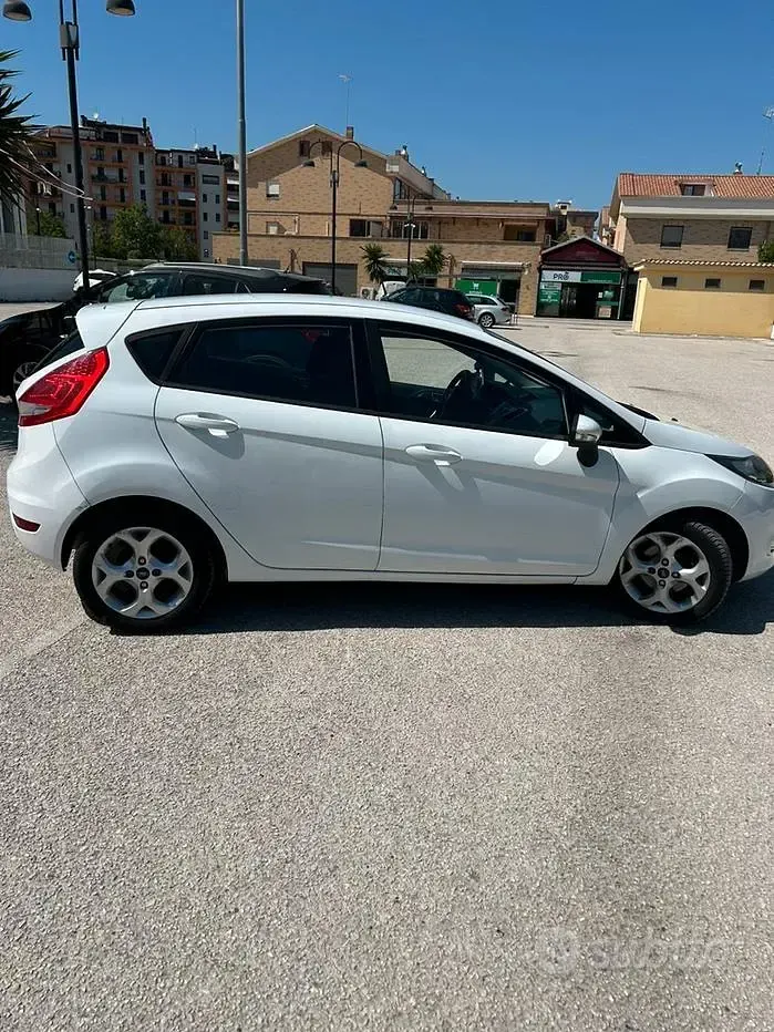 Usata Ford Fiesta 97 CV (71 kW) 2012 Bianco Berlina