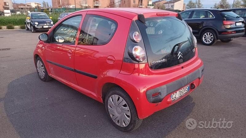 Usado Citroën C1 68 CV (50 kW) 2006 Rojo Utilitario