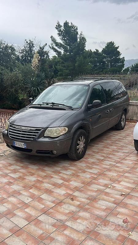 Usata Chrysler Voyager 150 CV (110 kW) 2005 Grigio Monovolume
