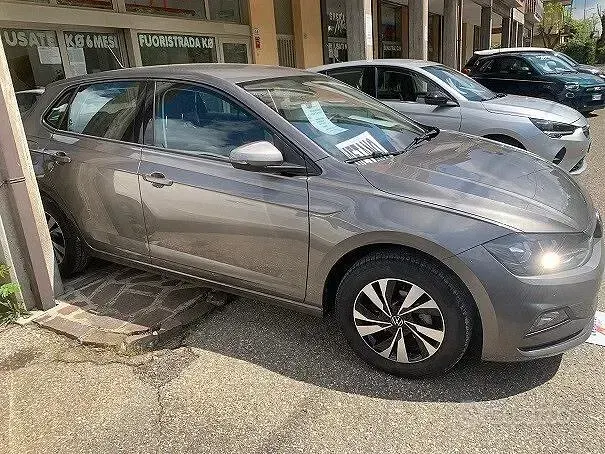 Usado VW Polo Comfortline 90 HP (66 kW) 2021 Cinzento Citadino