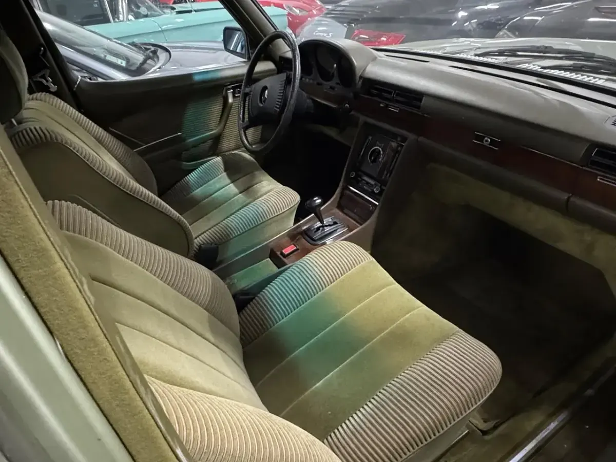 Begagnad Mercedes 280 SE 156 HK (114 kW) 1979 Grön Sedan