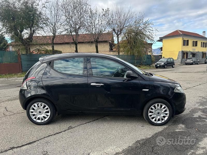 Usata Lancia Ypsilon 69 CV (50 kW) 2017 Nero Utilitaria
