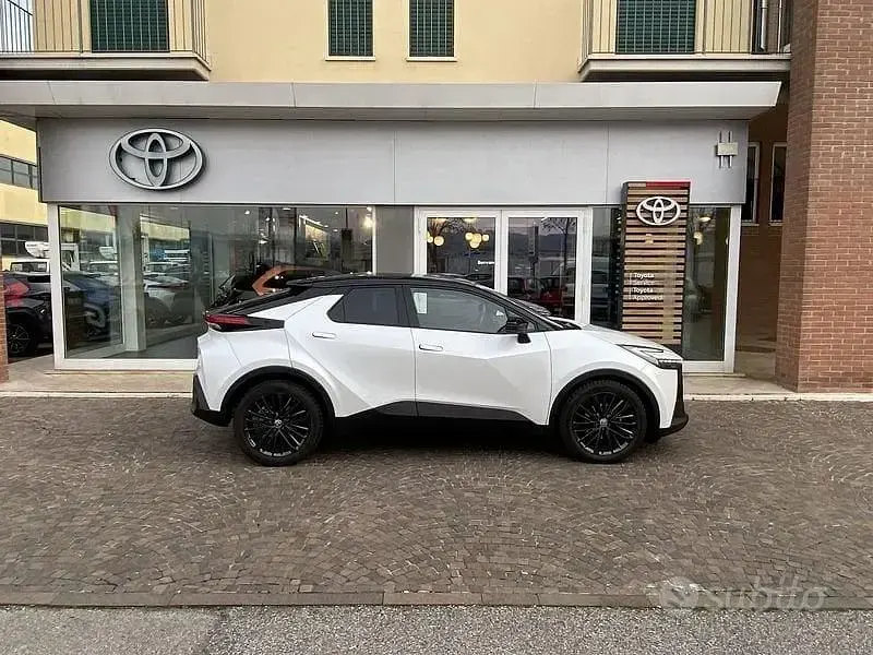Usata Toyota C-HR Lounge 140 CV (102 kW) 2024 Bianco SUV