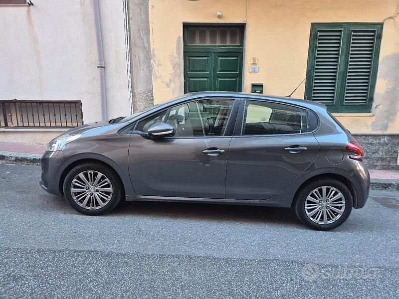 Usata Peugeot 208 102 CV (75 kW) 2019 Grigio Utilitaria