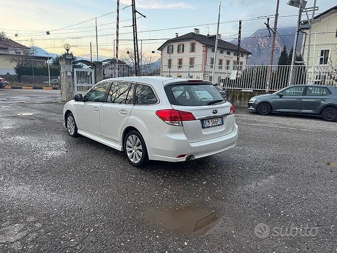 Usata Subaru Legacy 150 CV (110 kW) 2012 Bianco Station wagon