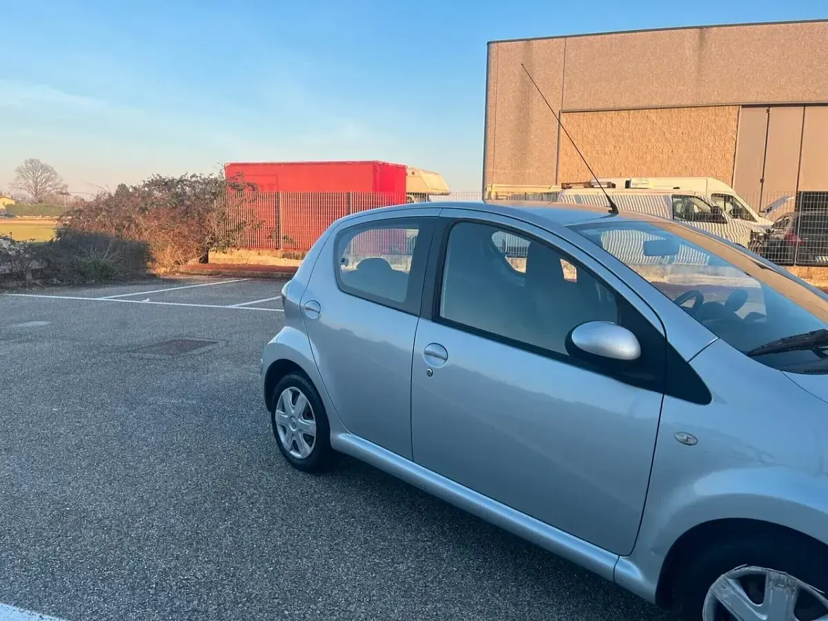 Usata Toyota Aygo Connect Style 68 CV (50 kW) 2010 Argento Utilitaria