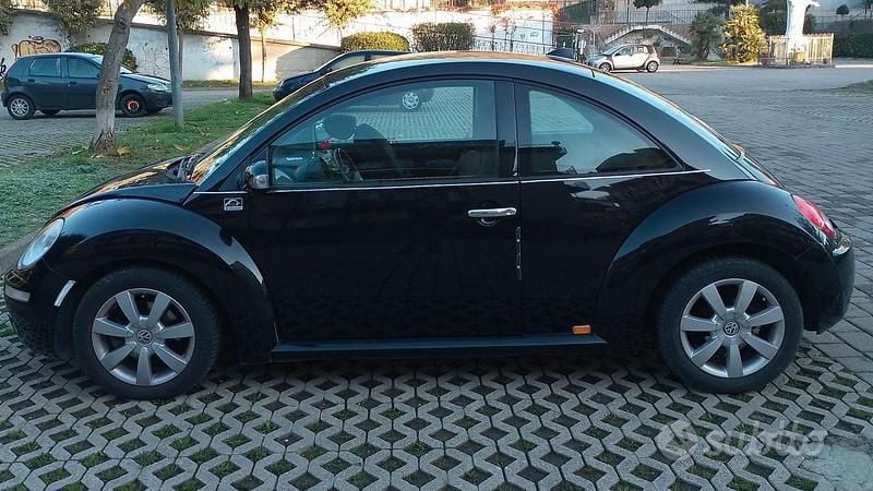 Usata VW New Beetle 101 CV (74 kW) 2007 Nero Utilitaria