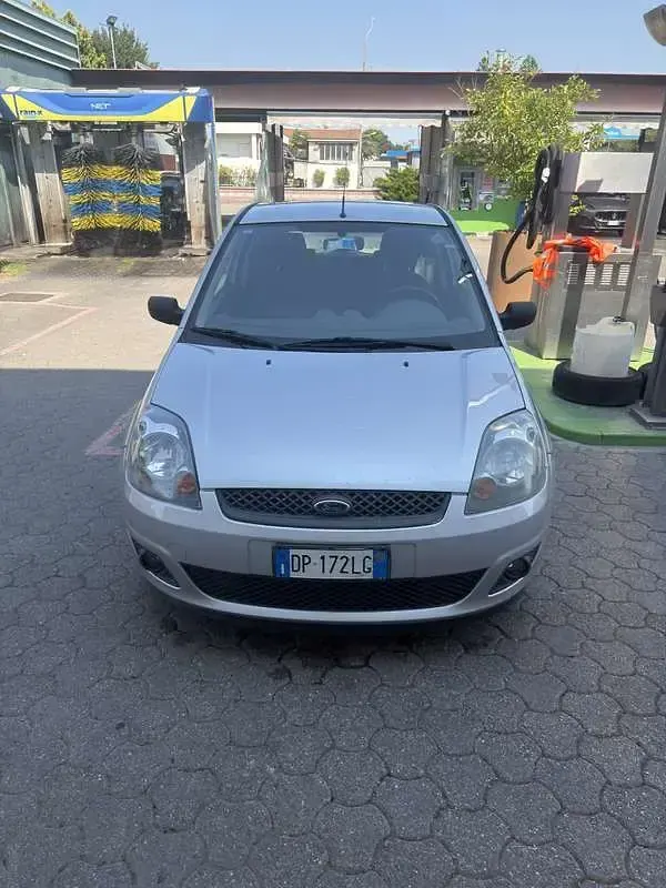 Usata Ford Fiesta Ghia 68 CV (50 kW) 2008 Grigio Utilitaria