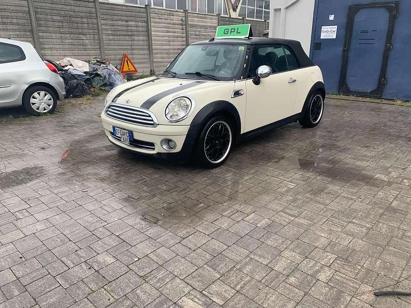 Usata Mini Cooper Cabriolet 120 CV (88 kW) 2010 Beige Cabrio