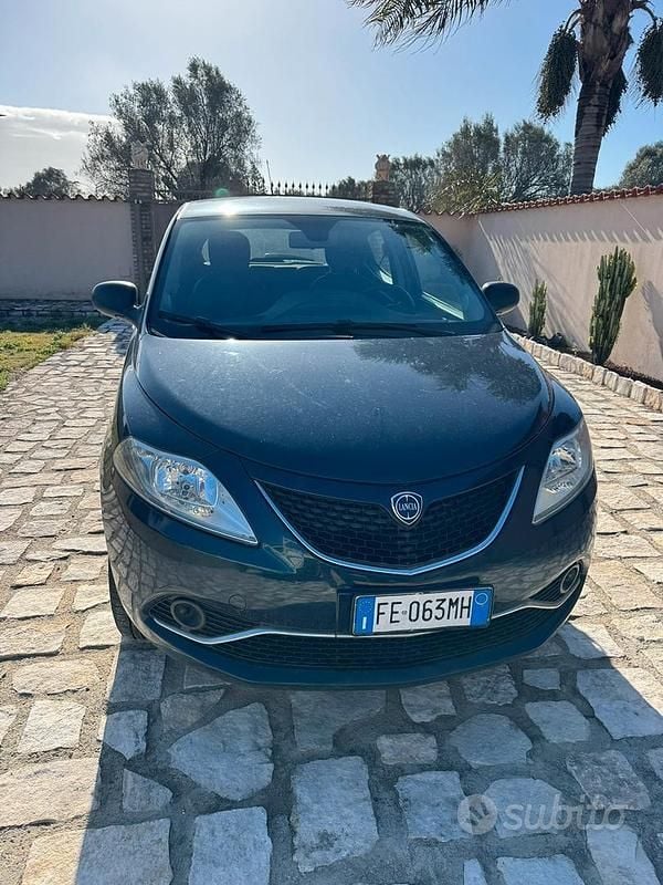 Usata Lancia Ypsilon 80 CV (58 kW) 2016 Blu Utilitaria