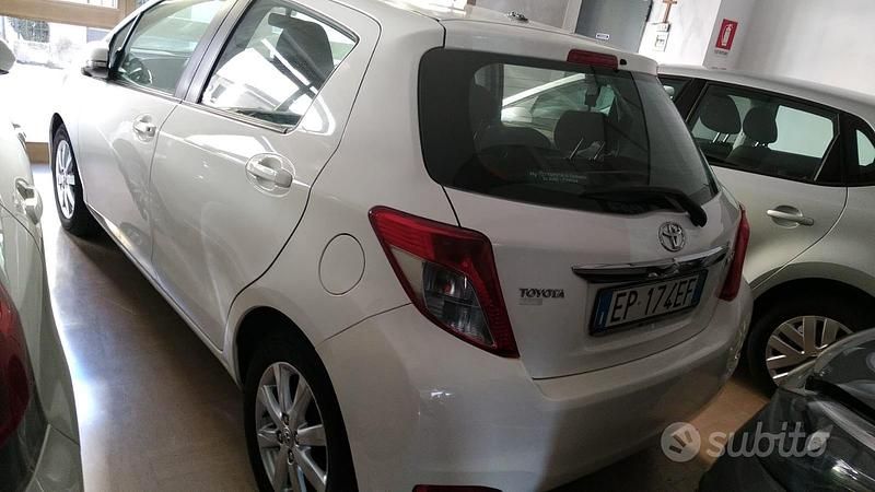 Usata Toyota Yaris Active 90 CV (66 kW) 2013 Bianco Utilitaria