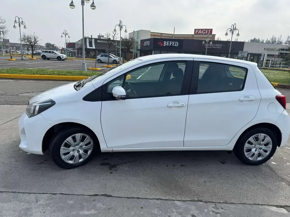 Usata Toyota Yaris 77 CV (56 kW) 2015 Bianco Utilitaria