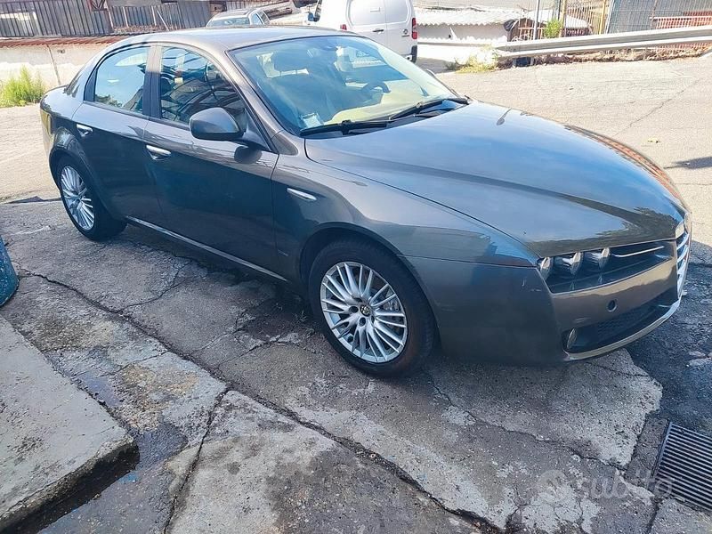 Grigio Usata 2009 Alfa Romeo 159 Tre volumi | 3400 € (Buon prezzo) - Immagine 1/4