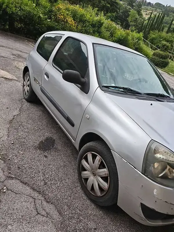 Usata Renault Clio II 68 CV (50 kW) 2007 Grigio Berlina