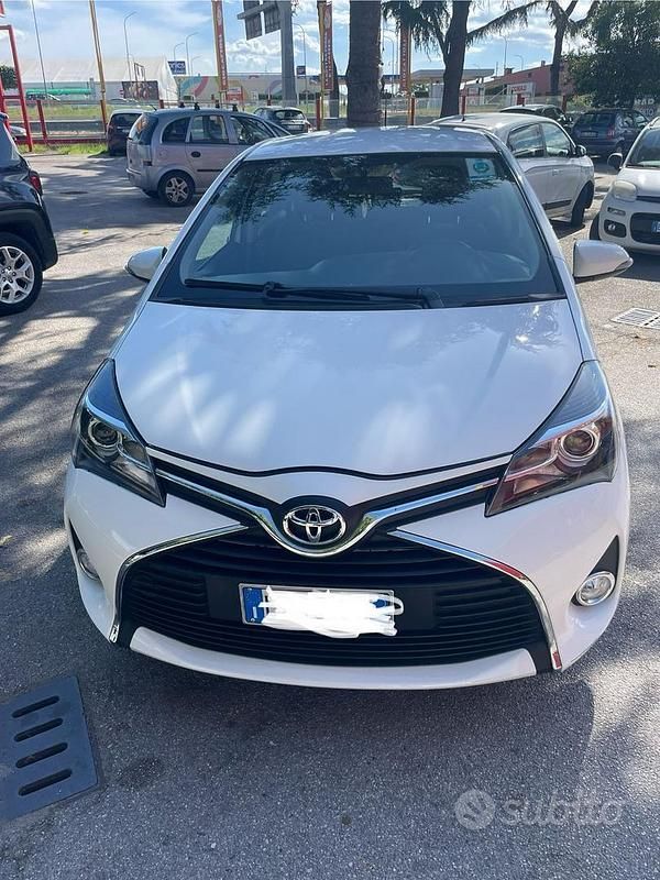 Usata Toyota Yaris 69 CV (50 kW) 2015 Bianco Berlina